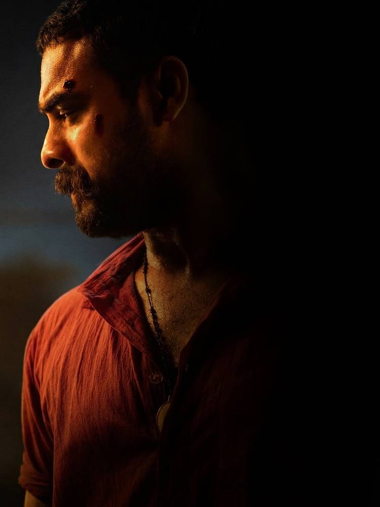 டொவினோ தாமஸ் நடிப்பில் டிஜோ ஜோஸ் ஆண்டனி இயக்கத்தில் உருவான 'பள்ளிச்சட்டம்பி' படத்தின் டீசர் வெளியீடு