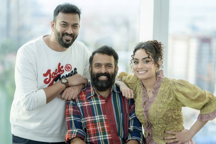 வாரி வாரி பாடல் மூலம் ரசிகர்களை கவர்ந்த பாப் நட்சத்திர பாடகி தீ (DHEE)