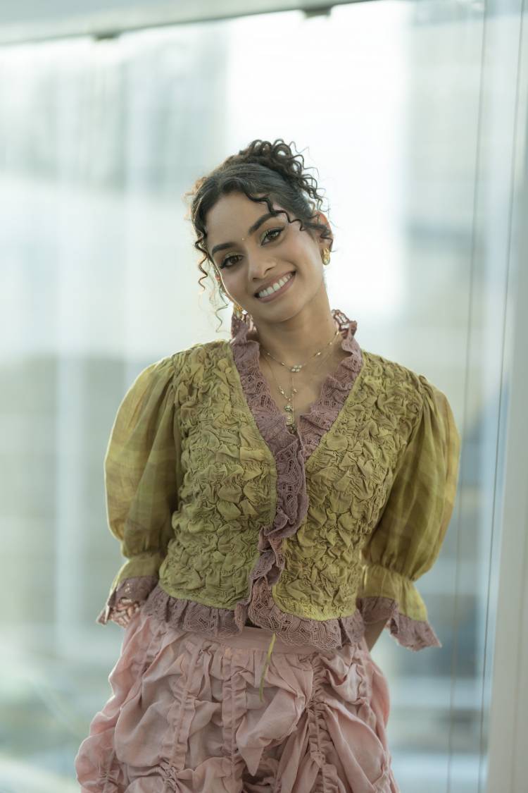 வாரி வாரி பாடல் மூலம் ரசிகர்களை கவர்ந்த பாப் நட்சத்திர பாடகி தீ (DHEE)