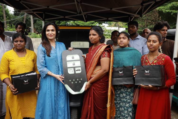  நாகர்கோவிலில் சமூக நலத்திட்ட உதவிகளை வழங்கினார் சௌந்தர்யா ரஜினிகாந்த்